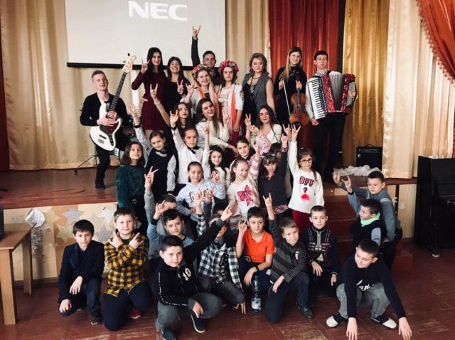 Після заходу з учнями.j